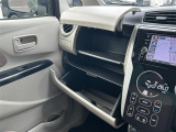 【グローブボックス】大容量のグローブボックスです!!車検証ケース他、日頃使う小物類の収納スペースもたくさんあります!