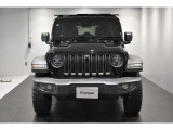 Jeep伝統の丸目のヘッドライトにセブンスロットグリルで一目でJeepだとわかりますね!