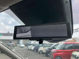 スマートルームミラー◆積載物などで、さえぎられがちなルームミラーの後方視界。車内状況に関わらず車両後方にあるカメラの映像をルームミラーに映し出します!もちろん夜や悪天降雨でもクリアな後方視界を確保!