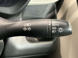 車外の明るさに応じでライトを点灯、消灯してくれるオートライト機能です☆お天気の良い昼間のトンネル走行などオートにしてると便利で安心です☆エンジン停止時にライトの消し忘れも無くなります☆