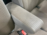 【アームレスト】運転中の身体の負担を軽減してくれるアームレストを装備♪