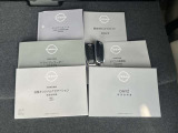 インテリジェントキーです♪キーを近づけてドアハンドルのスイッチを押すだけで開閉が出来ます♪カバンやポケットに入れてても反応するのでスムーズに乗車出来ます☆