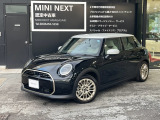 MINI COOPER C 5ドア ミッドナイトブラック/ホワイトルーフが入荷!ブラック・ホワイトカラーがシックな雰囲気を醸し出し、ホイールやグリル周りのゴールドがラグジュアリーな装いとなっている1台!