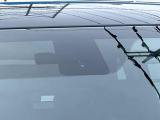 【三菱e-Assist】走行中に前方の車両等を認識し、衝突しそうな時は警報とブレーキで衝突回避と被害軽減をアシスト。より安全にドライブをお楽しみいただけます。