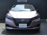 日産のデザインアイコンである「Vモーション」に、格子パターンをあしらったグリルがEVならではの先進性を主張。精悍なヘッドライトと相まって、一目で先進的とわかるスポーティで洗練された顔つきです