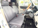 運転席シート廻りは使用感も少なく、良好な状態となっています。前オーナー様が丁寧に使っていたことがよくわかりますね。