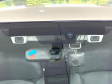 【アイサイトVer2】前方の車両等を検知し、衝突しそうな時は警報で注意を促し、ブレーキを踏む力をサポート。ブレーキを踏めなかった場合は衝突被害軽減ブレーキが作動、衝突回避をサポートします。
