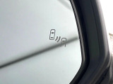 【ブラインドスポットモニター】走行中、ドアミラーの死角になりやすい箇所に後続車が接近するとサイドミラーのレンズに警告を表示!ドライバーに注意喚起をしてくれます。