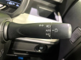 【オートライト】周りの明るさに応じて自動でヘッドライトの点灯・消灯ができる機能です!ライトの付け忘れ・消し忘れなどが無くなり、雨の日や夕方の走行も安心!トンネル通過時も便利ですね♪