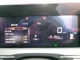 右側に大きく見やすいデジタルスピードメータ左側ディスプレイには運転支援システム等を表示
