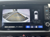 シフトをR(リバース)へ入れると自動で車両後方が映る『バックカメラ』付きです。 目視でのバックが基本ですが画面で確認することもできますから安心ですね。雨天時や夜間などはその便利さに手放せなくなります♪