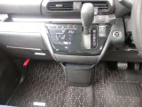 シフトレバーがステアリングに近く運転しやすく、足元もスッキリします