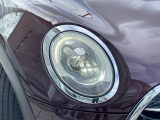 ●LEDヘッドライト:夜間走行時も良好な視界を確保し安心して運転できる高輝度LEDヘッドライトを装備!点灯速度が早く、消費電力も抑えられています。