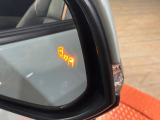 【ブラインドスポットモニター】走行中、ドアミラーの死角になりやすい箇所に後続車が接近するとサイドミラーのレンズに警告を表示!ドライバーに注意喚起をしてくれます。