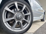 ●純正16インチアルミホイール:輸入車ならではの卓越した走りを支えるホイールと足回りです!日本車の走りに慣れている方にもぜひ体感して頂きたいほど、高いレベルでまとまっています!