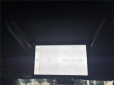 【14型有機ELフリップダウン】三列目からでも迫力のエンタメが観れる大画面フリップダウン。有機ELのモニターでは、一般的なフリップダウンよりも高コントラストでキレイな映像を楽しめます。