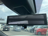 スマートルームミラー◆積載物などで、さえぎられがちなルームミラーの後方視界。車内状況に関わらず車両後方にあるカメラの映像をルームミラーに映し出します!もちろん夜や悪天降雨でもクリアな後方視界を確保!