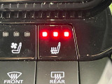 【シートベンチレーション】夏場は涼しい風でお尻や背中の熱やムレを防ぎ、冬はエアコンよりも早く温まります。レザーシートにうれしい装備で、季節を問わず快適に過ごせます。