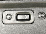 【パワーバックドア】スマートキーや運転席のボタンを押すだけでリアゲートが自動で開閉します!荷物を持っている時や、高い位置にあるバックドアを閉める際に便利な機能です♪