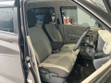 運転席まわりです。運転席からの視界が左右に広く隅々まではっきりと見渡せます!クルマの前端も把握しやすく安心して運転できます!