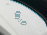 【ブラインドスポットインフォメーション】走行中、ドアミラーの死角になりやすい箇所に後続車が接近するとサイドミラー付近に警告を表示、ドライバーに注意喚起をしてくれます。