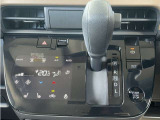 シフトレバーがステアリングに近く運転しやすく、足元もスッキリします