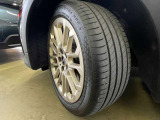タイヤサイズは215/45R17です