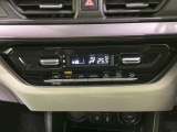 【オートエアコン】一度お好みの温度に設定すれば、車内の温度を検知し風量や温度を自動で調整。暑い&hellip;寒い&hellip;と何度もスイッチ操作をする必要はありません。快適な車内空間には必須の機能ですね♪