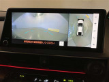 映像で見づらい車両周辺の確認をアシスト。クルマを真上から見ているような映像を表示。 運転席から確認しにくい車両周囲の状況を把握。