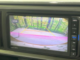 【バックカメラ】駐車時に後方がリアルタイム映像で確認できます。大型商業施設や立体駐車場での駐車時や、夜間のバック時に大活躍!運転スキルに関わらず、今や必須となった装備のひとつです!
