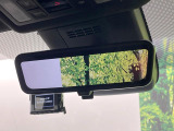 【デジタルインナーミラー】後席の大きな荷物や同乗者で後方が確認しづらい時でも安心!カメラが撮影した車両後方の映像をルームミラー内に表示。クリアな視界で状況の確認が可能です!