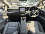 すっきりした運転席周りにはナビやエアコンの操作パネルを設置しておりますので、お一人での運転でもご安心できます。