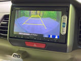 【バックカメラ】駐車時に後方がリアルタイム映像で確認できます。大型商業施設や立体駐車場での駐車時や、夜間のバック時に大活躍!運転スキルに関わらず、今や必須となった装備のひとつです!