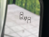 【ブラインドスポットモニター】走行中、ドアミラーの死角になりやすい箇所に後続車が接近するとサイドミラーのレンズに警告を表示!ドライバーに注意喚起をしてくれます。