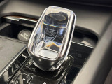 【オレフォス社製クリスタル・シフトノブ】高い存在感を放つクリスタルのシフトノブはボルボPHEV車のみに装備される特別なアイテム。スウェーデン南部のクリスタルガラスメーカー、オレフォス社による製造。