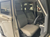 運転席まわりです。運転席からの視界が左右に広く隅々まではっきりと見渡せます!クルマの前端も把握しやすく安心して運転できます!