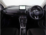 【インパネ周り】視界がよく運転しやすい設計となっております。インパネ周りもすっきりと洗練されたデザインで高級感が溢れています。日々のドライブを飽きさせません。