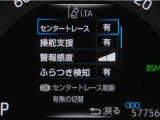 レーンディパーチャーアラートとは車線、又は走路からの逸脱の可能性を警告すると共に、車線、又は走路からの逸脱を避けるためのハンドル操作の一部を支援する機能です。詳細は販売店スタッフまでお尋ね下さい。