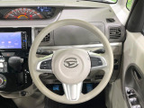 インテリアに合わせたデザインのステアリングは、運転される方のことも考え、運転しやすい形状、大きさです。是非一度、実際に触ってお確かめください。