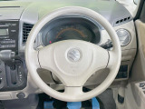 インテリアに合わせたデザインのステアリングは、運転される方のことも考え、運転しやすい形状、大きさです。是非一度、実際に触ってお確かめください。