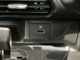 USB電源ソケットが前席中央にあり、便利に使えます☆