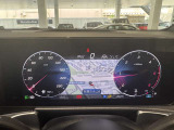 メルセデスのシートは少し硬めになっております。長時間の運転の際、適度な反発があることでお尻や腰の負担を減らす効果が御座います。