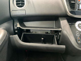 車検証入れになどにも使える便利な収納BOXあります。