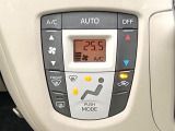 【オートエアコン】一度お好みの温度に設定すれば、車内の温度を検知し風量や温度を自動で調整。暑い&hellip;寒い&hellip;と何度もスイッチ操作をする必要はありません。快適な車内空間には必須の機能ですね♪