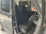 運転席、助手席です。座面も広くゆったりと座れてアームレストも付いているので重宝します。