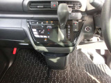 シフトレバーがステアリングに近く運転しやすく、足元もスッキリします