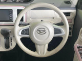 インテリアに合わせたデザインのステアリングは、運転される方のことも考え、運転しやすい形状、大きさです。是非一度、実際に触ってお確かめください。