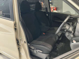 運転席まわりです。運転席からの視界が左右に広く隅々まではっきりと見渡せます!クルマの前端も把握しやすく安心して運転できます!