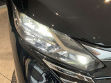 LEDヘッドライトは省電力ですが、純白光で驚くほど明るく夜道を照らしてくれます。さらに解錠操作に応じてLEDポジションライトを点灯させるフレンドリーライト機能を装備。