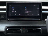 Apple CarPlay、Android Auto 対応。スマホを接続するとタッチスクリーン上でマップ、通話、メッセージ、ミュージックなどのアプリをスマホ同様に操作できるミラースクリーン機能搭載